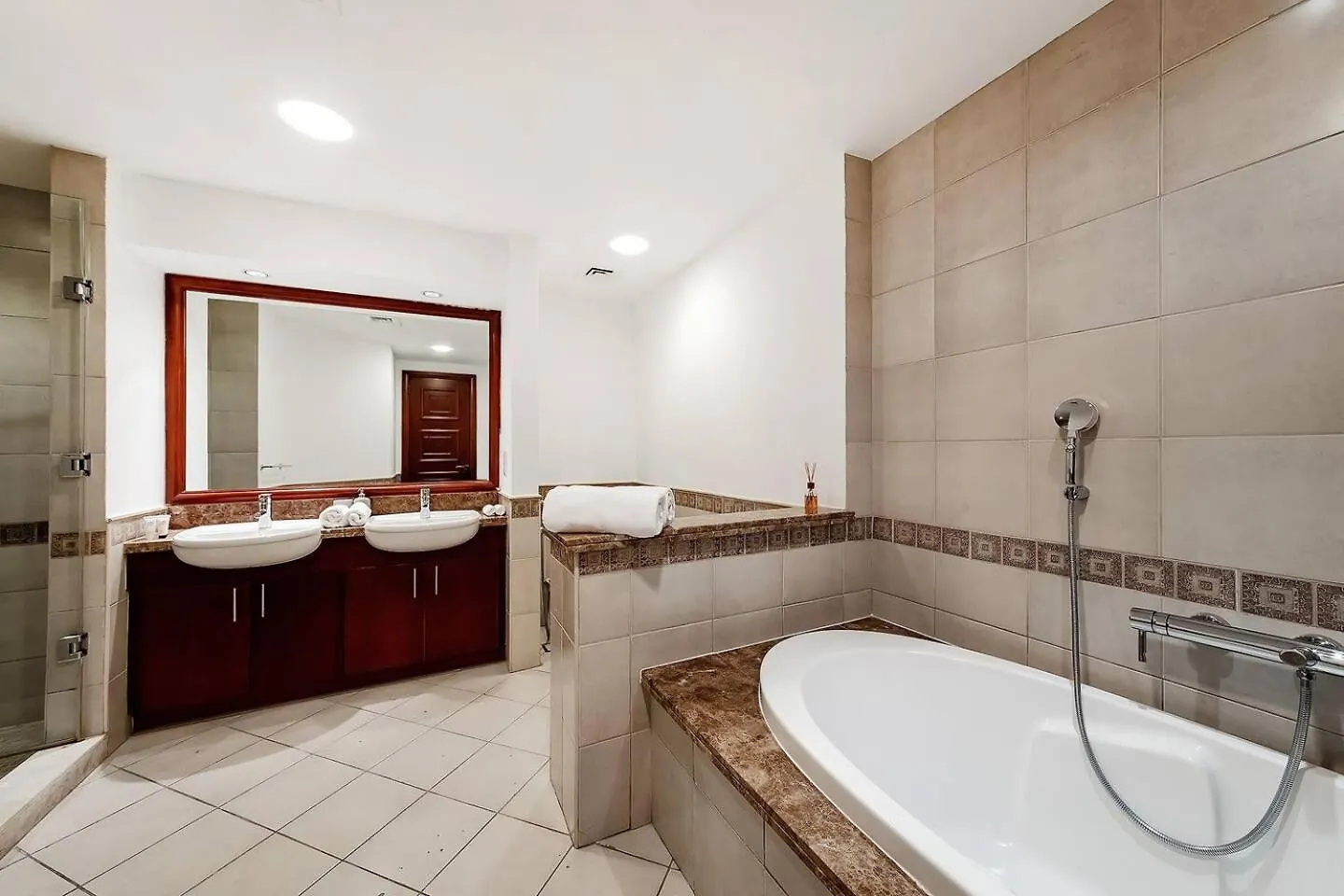 Luxe 2Br Golden Mile 5Sleeps 6Beach Access Dubai 0*,  United Arab Emirates